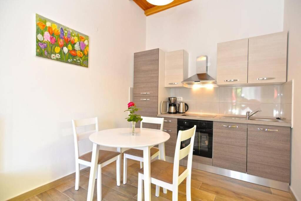 Apartment Vesna For 2, Free Parking And Wi-Fi Pula Eksteriør billede