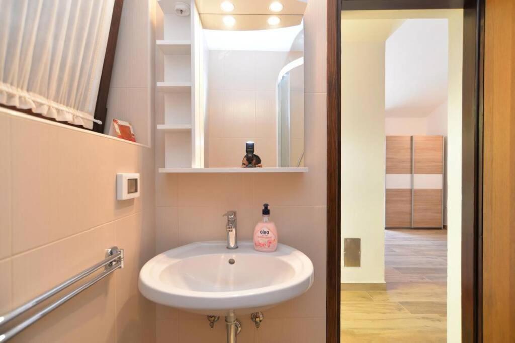 Apartment Vesna For 2, Free Parking And Wi-Fi Pula Eksteriør billede